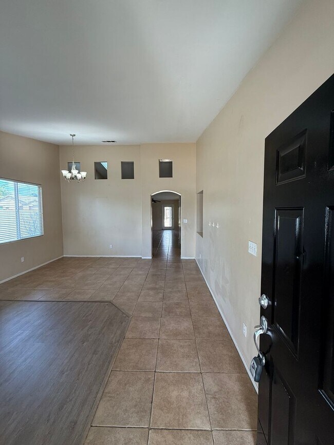 Building Photo - Spacious 4-Bedroom Home in Southwest Baker...