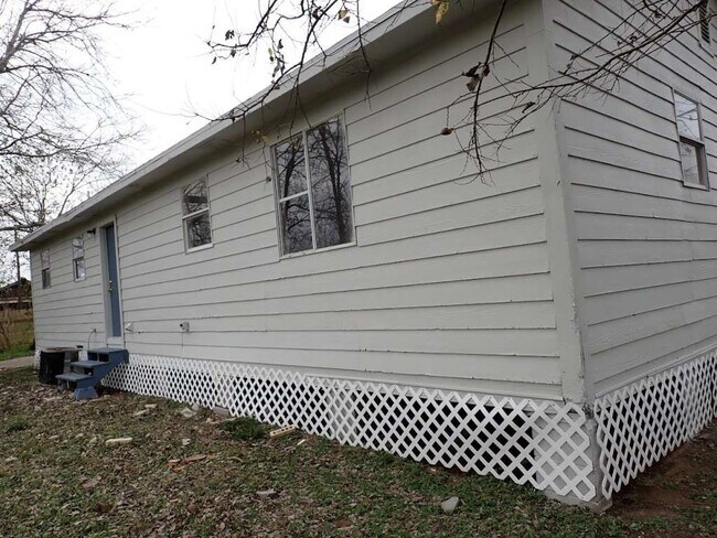 Building Photo - 13626 Collins St