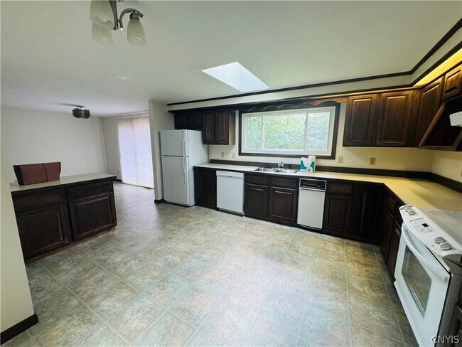 Building Photo - 5336 Caughdenoy Rd