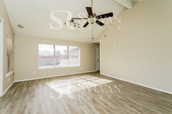 Building Photo - Fall in love with this 3 bedroom, 2 bathro...