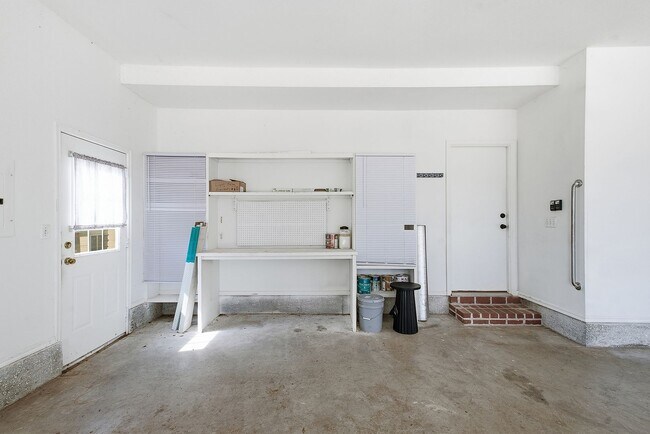 Building Photo - 408 W Fairway Ct