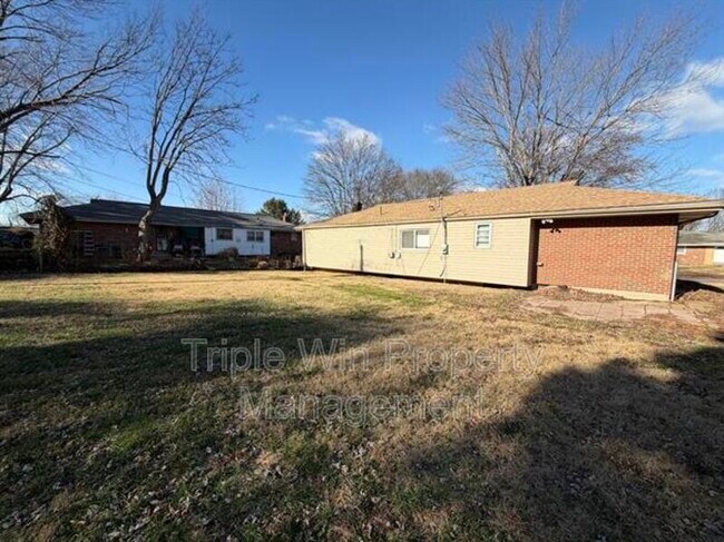 Building Photo - 2408 Caverhill Dr