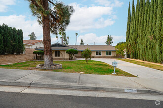 Building Photo - Comfy house in Riverside and Private Yard