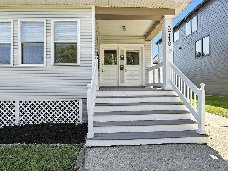 Front porch - 3710 Hyde Park Ave
