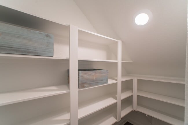 Building Photo - 442 Lake Day Dr