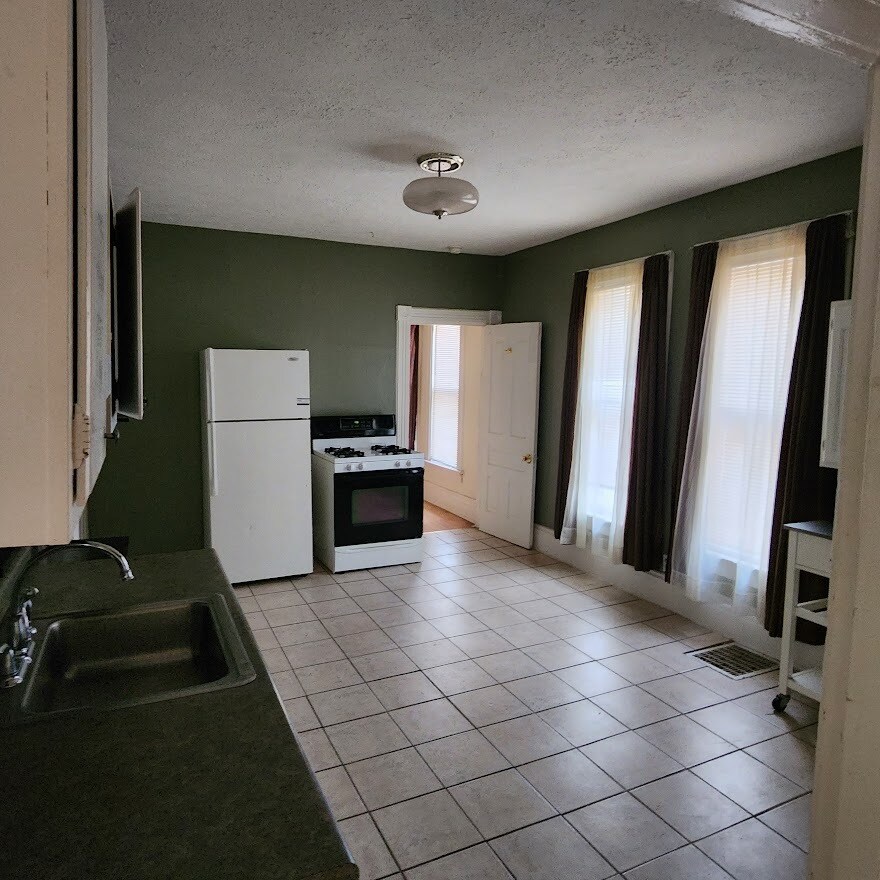 Building Photo - 218 Bingham St