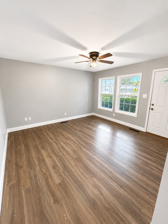Building Photo - Beautifully Updated 3 Bedroom Home Near Downtown Columbus