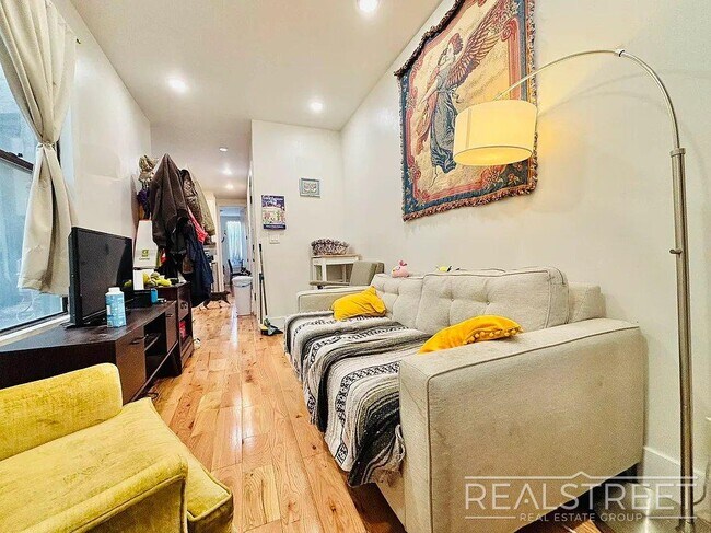 Building Photo - Stylish 3 Bed / 2 Bath in Prime Ridgewood ...
