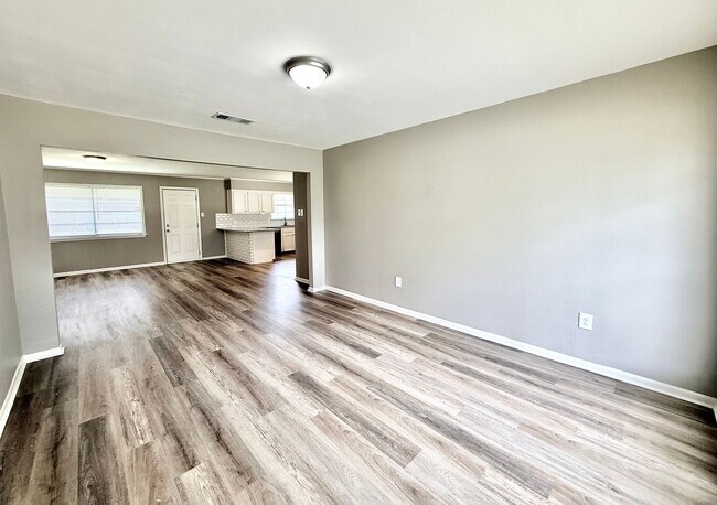 Building Photo - 16820 Dahlgren Ave