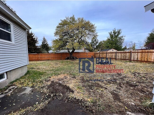 Building Photo - 4 bedroom 2 bath - 1 Car Detached Garage - Small dog negotiable