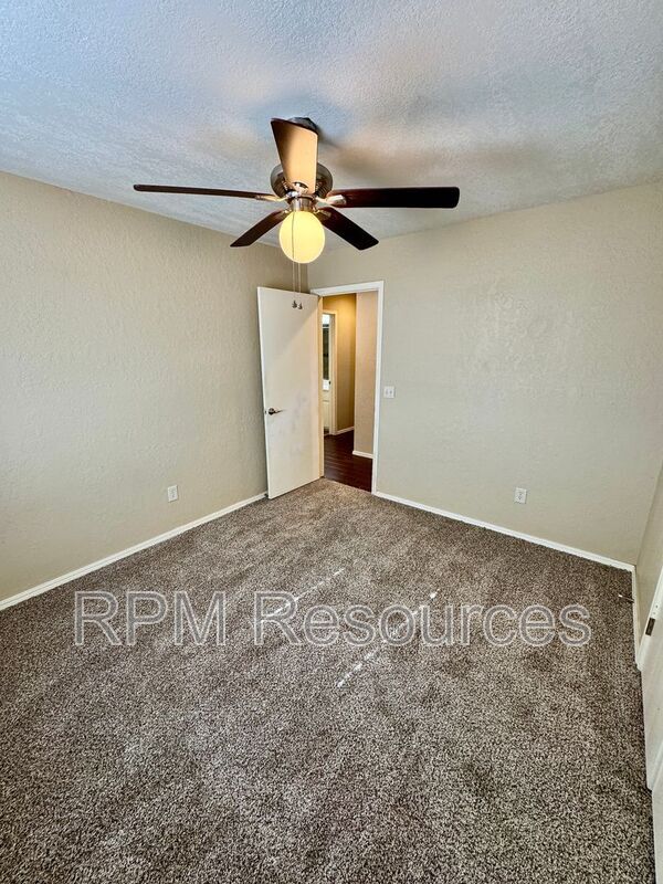 Building Photo - 1135 W Johnathan Way