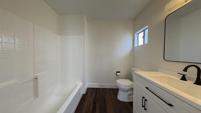 Building Photo - 256 Nordina St