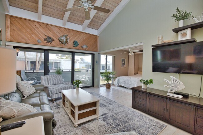Building Photo - 1555 Tarpon Center Dr