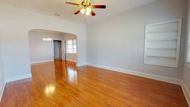 Building Photo - Adorable 3 bedroom / 2 bathroom Home for R...