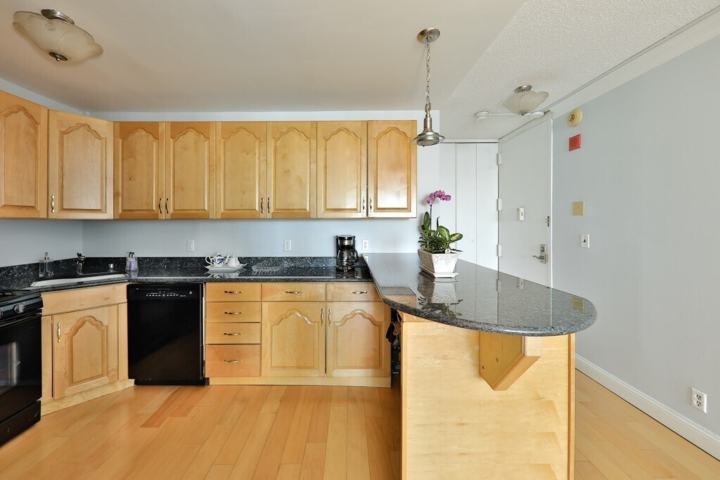 Building Photo - 65 E India Row