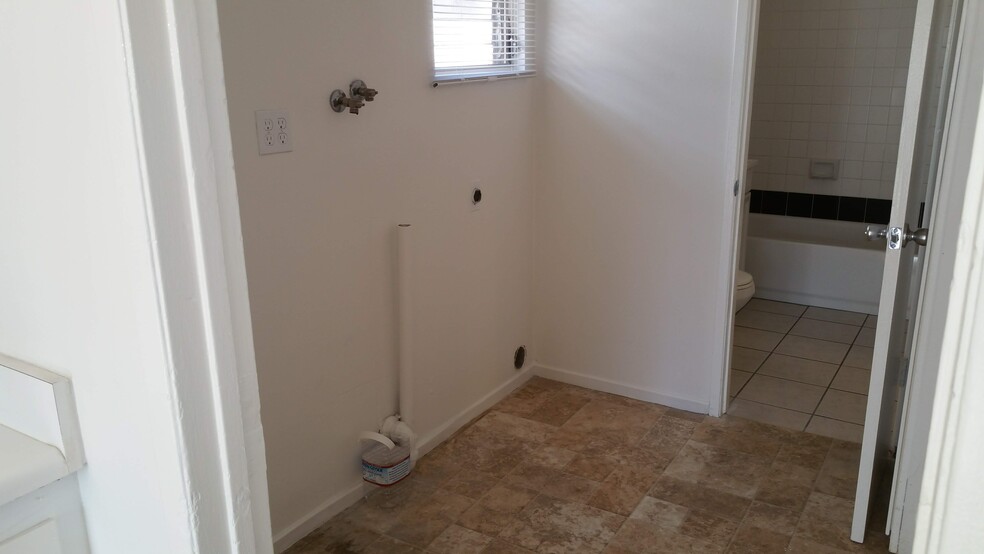 Laundry room - 2115 1/2 S Broden St