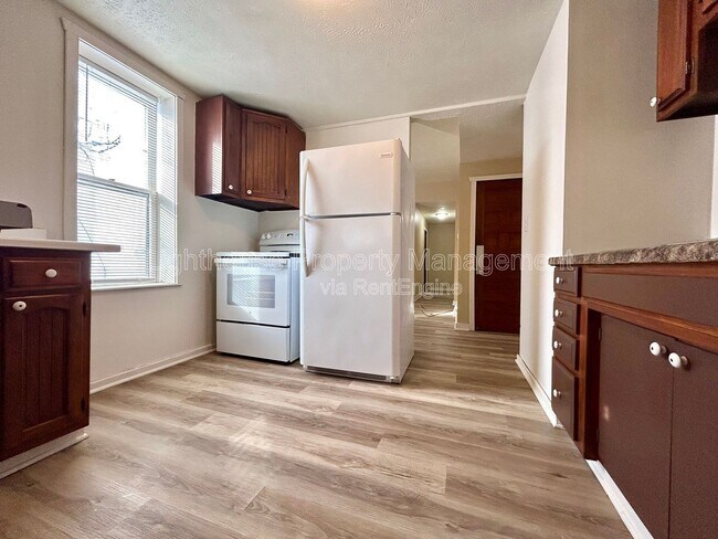 Building Photo - 514 E Center St