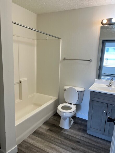 Bathroom with bath/shower combo - 176 Littleton St