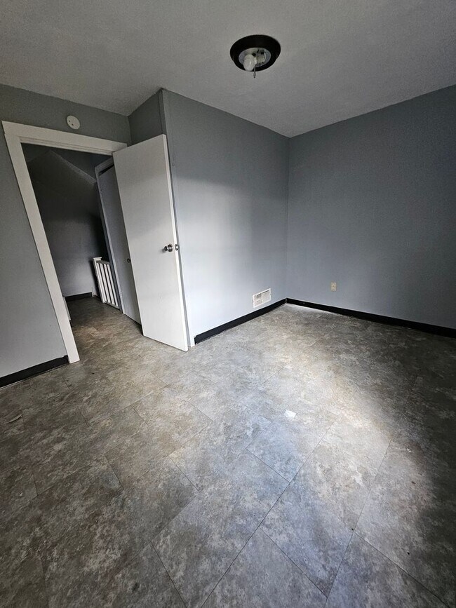 Building Photo - 4 bedroom single family home