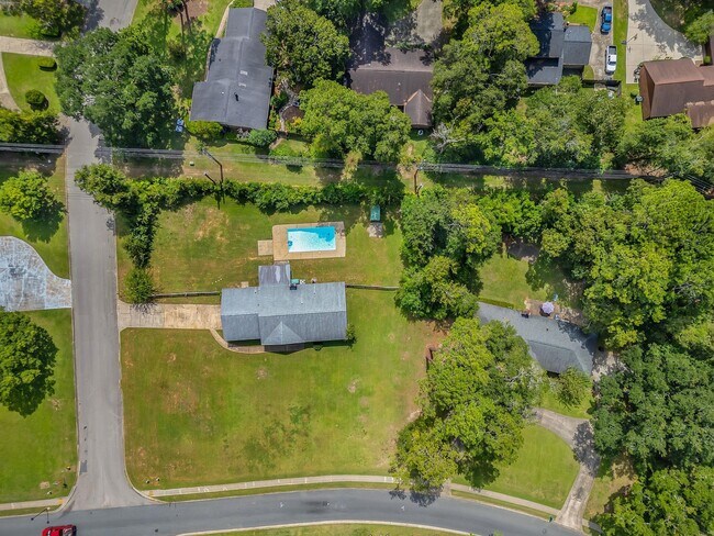 Building Photo - 2613 Killarney Way