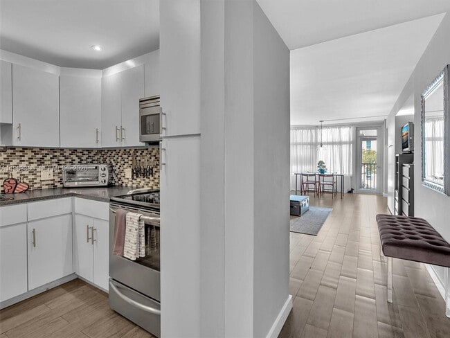 Building Photo - 3375 N Country Club Dr