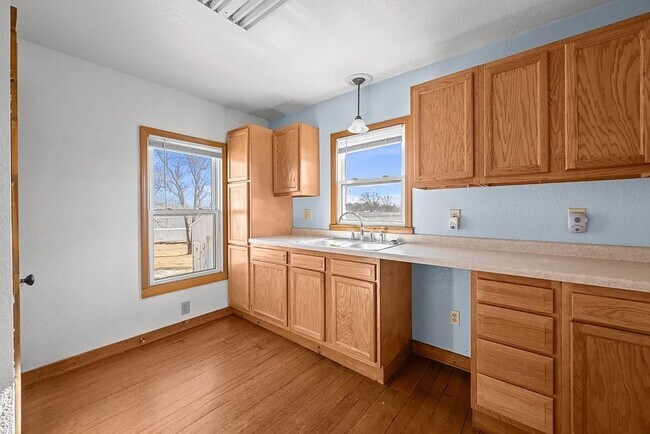 Building Photo - Cozy Clinton Home With Large Yard and Convenient South Bluff Location!