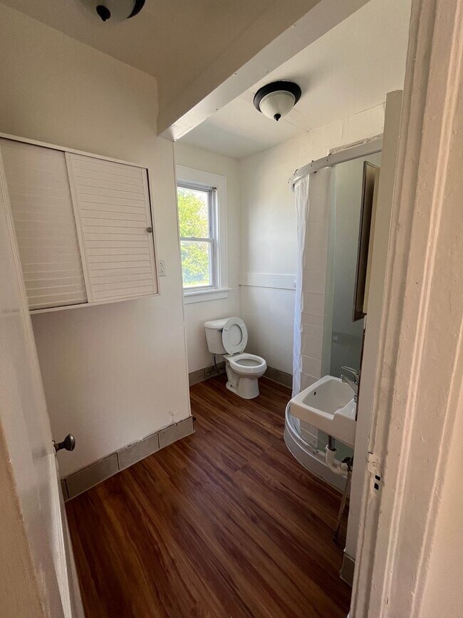 Building Photo - 2 bed 1 bath located right off Brady St