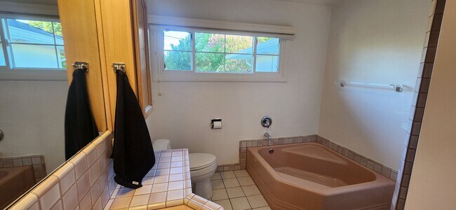 Building Photo - 3 Bedroom 1 Bathroom Charmer in Hollywood ...