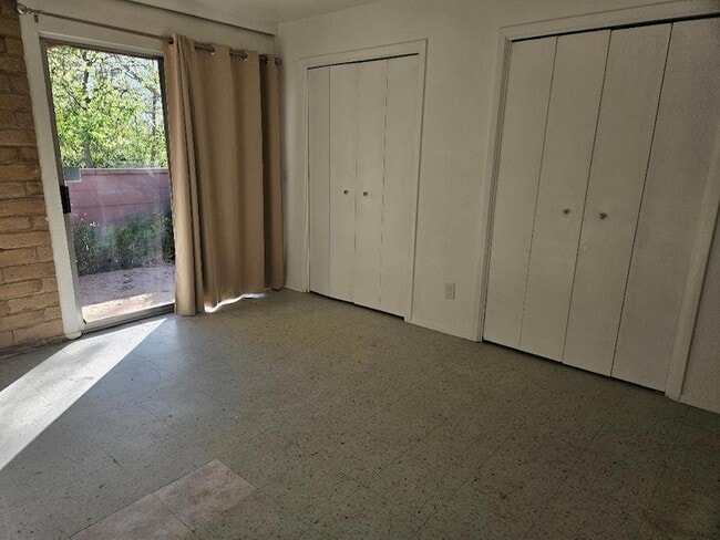 Building Photo - 410 E 9th St