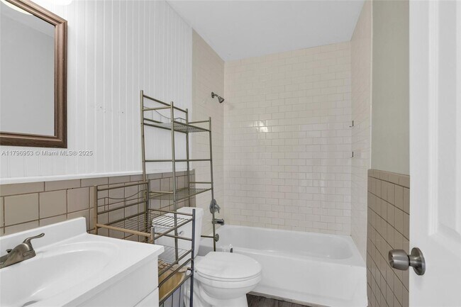 Building Photo - 588 Holly Dr