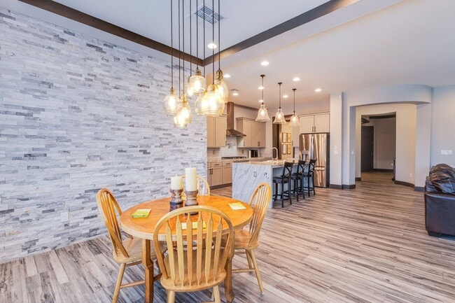 Building Photo - Stunning 5Bed/4.5 Bath home located in a prestigious guard gated community in Summerlin