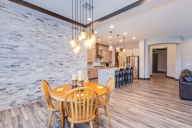 Building Photo - Stunning 5Bed/4.5 Bath home located in a prestigious guard gated community of Reverence in Summerlin