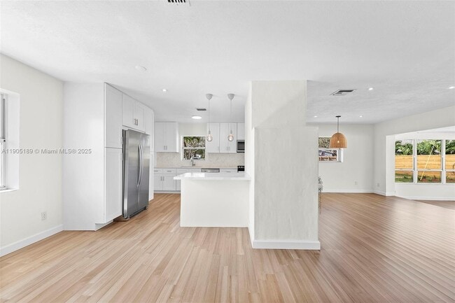 Building Photo - 9411 Jamaica Dr