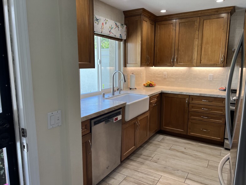 Shaw farmhouse sink - 17738 Valle de Lobo Dr