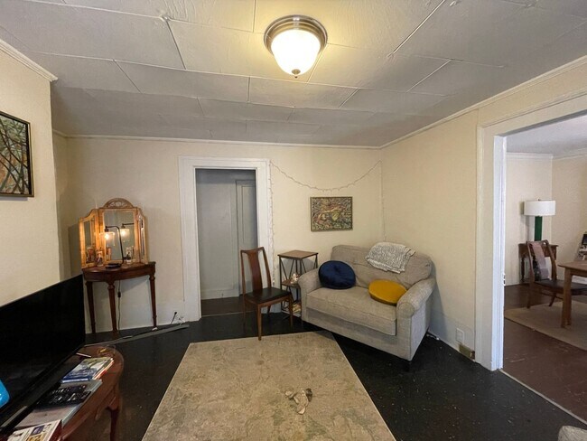 Building Photo - Three Bedroom on Easy St!