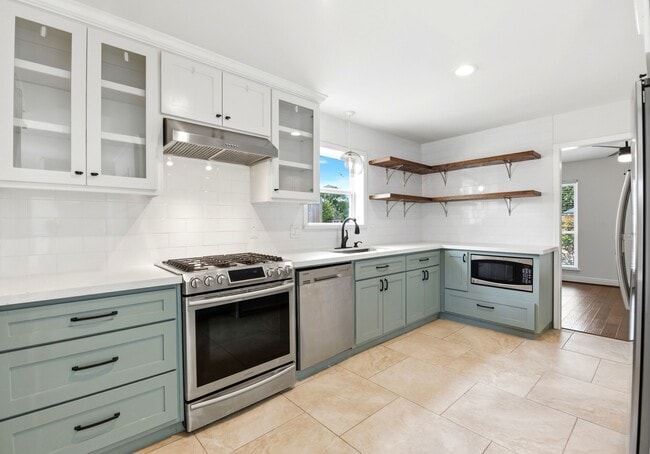 Building Photo - 4810 Bayou Vista Dr