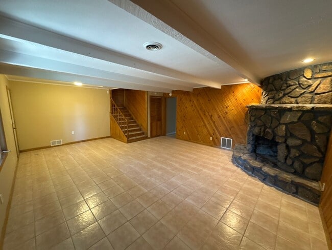 Building Photo - 4 Bedroom 3 Baths Southeast!  $2495