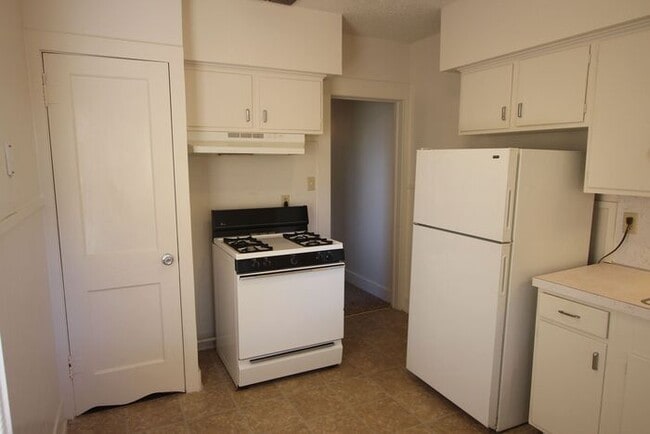 Building Photo - Available Now! Adorable 1 bedroom 1 bath a...