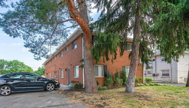 Building Photo - 656 Riverview Dr
