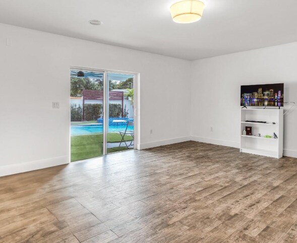 Building Photo - 1040 N Royal Poinciana Blvd