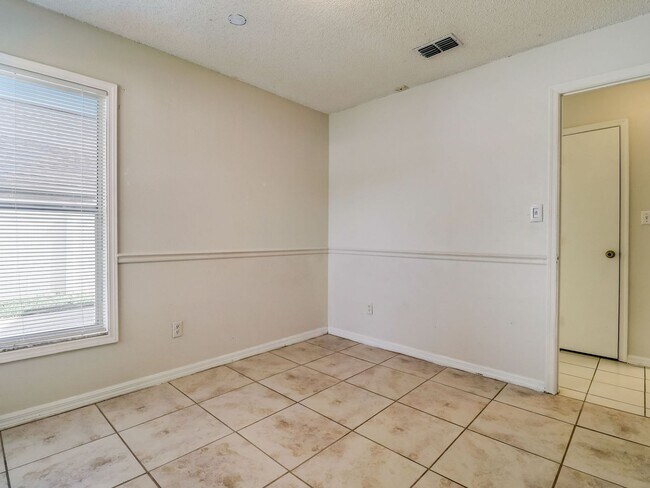 Building Photo - Beautiful 3-bedroom 2-bathroom house in th...