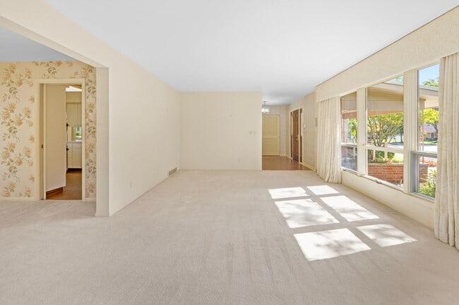 Building Photo - 4 bed 3.5 bath home in East Grand Rapids