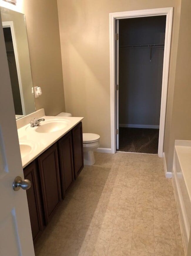 Building Photo - Brentwood Townhome For Lease