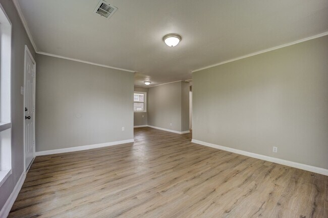 Building Photo - Freshly Updated 3 Bedroom House