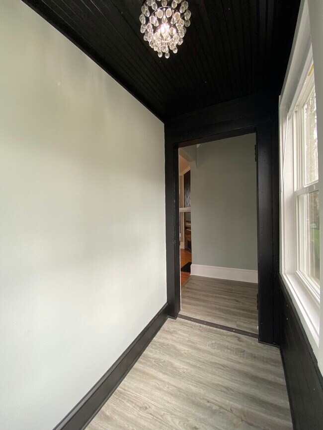 Building Photo - 37 Wyoming St E