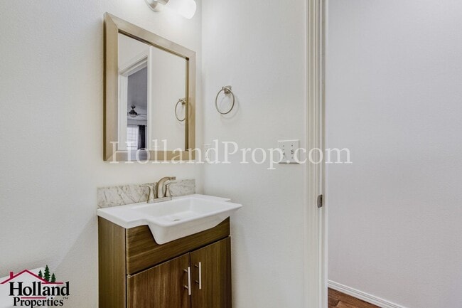 Building Photo - Charming 3-level townhome ideally located in the heart of Beaverton!