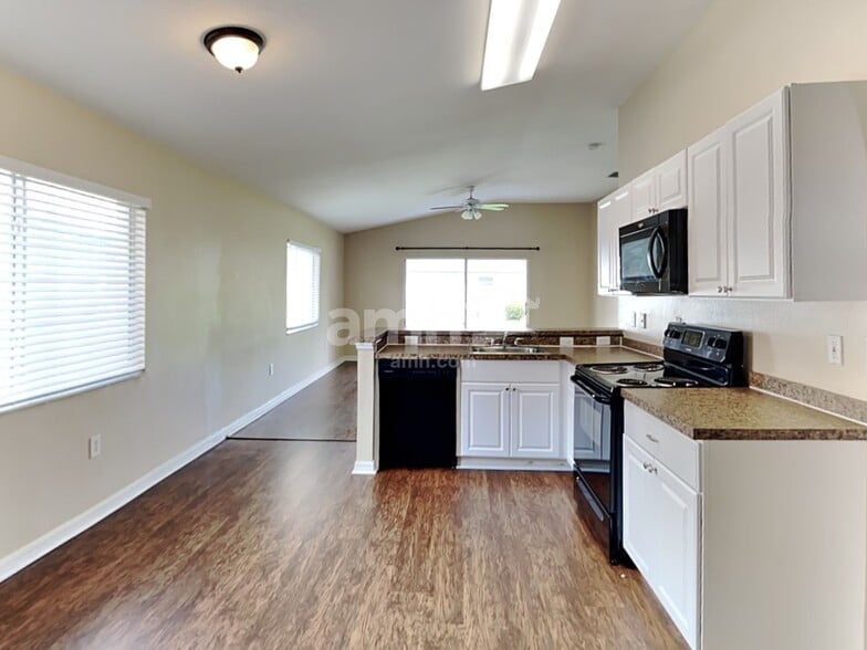 Building Photo - 27826 Breakers Dr