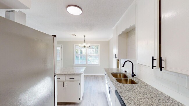 Building Photo - 4 Bed/2 Bath in Daniel Pratt School District