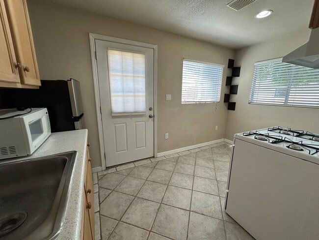 Building Photo - 1bed/1bath Available Now!
