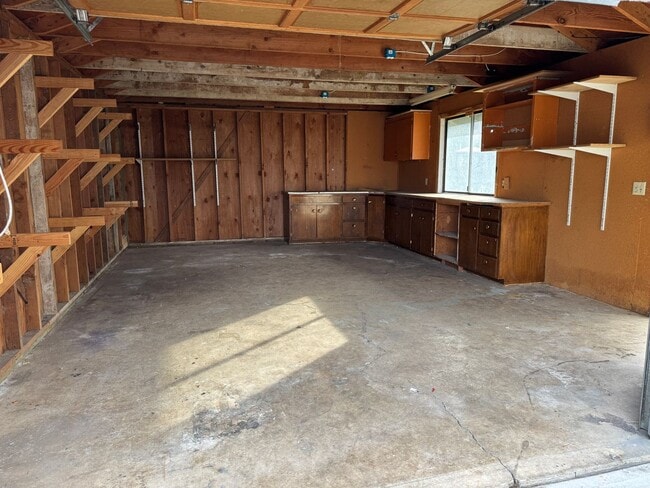 Building Photo - Updated 2 bedroom 1 bath house in Eugene!